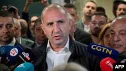 Radev se adresează presei la sediul partidului, după închiderea urnelor, la Sofia, pe 19 aprilie 2026.