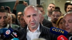 Лідер коаліції «Прогресивна Болгарія» та колишній президент країни Румен Радев виступає перед пресою після закриття виборчих дільниць на парламентських виборах у столиці Болгарії Софії 19 квітня 2026 року