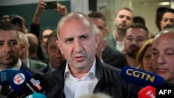 Лідер коаліції «Прогресивна Болгарія» та колишній президент країни Румен Радев виступає перед пресою після закриття виборчих дільниць на парламентських виборах у столиці Болгарії Софії 19 квітня 2026 року