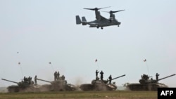 Un MV-22B Osprey și tancuri ale armatei române în exerciții militare la Babadag, mai 2015