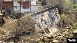 Разрушенный из-за весеннего наводнения жилой дом в Махачкале, который был построен с нарушением закона. Иллюстративная фотография
