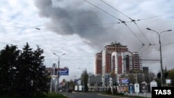 Fumul urcă de-asupra Doneţkului după explozia de la o uzină chimică din apropiere, 20 octombrie 2014