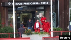 Spasilački timovi izlaze iz Doma penzionera u Tuzli, dan posle požara, 5. novembar 2025. 