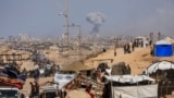 Displaced Palestinians flee southward in the central Gaza Strip after Israeli forces ordered residents of Gaza City to evacuate