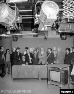 22 decembrie 1989, Burești - Studioul 4 al Televiziunii Române, de unde numeroase persoane s-au adresat țării.