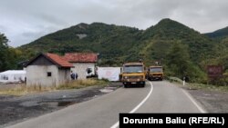 Косовски полицајци патролираат каде што косовските Срби го блокираат патот во близина на северниот косовски граничен премин Јариње, 21 септември 2021 година.