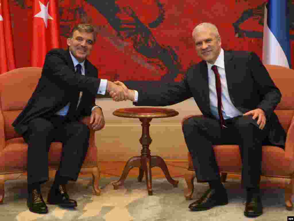 26 tetor '09 - Serbia dhe Turqia thanë se marrëdhëniet e tyre janë më të mira se kurrë më parë, derisa të dyja palët ballafaqohen me pengesa në synimet e tyre për anëtarësim në BE. Këto komente i bënë gjatë takimit të tyre në Beograd, presidenti i Serbisë, Boris Tadiq, dhe ai i Turqisë, Abdullah Gyl. 