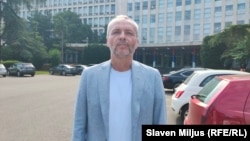 Advokat i potpredsednik Lige socijaldemokrata Vojvodine uoči ulaska u zgradu Ministarstva unutrašnjih poslova gde je sedište i Uprave kriminalističke policije, Beograd, 24. jun 2026.