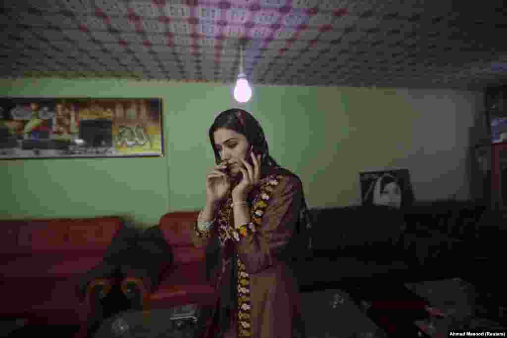 Robina Jelali, kandidatkinja za parlamentarne izbore, razgovara telefonom u svojoj kancelariji. (Kabul, 7. septembar 2010)