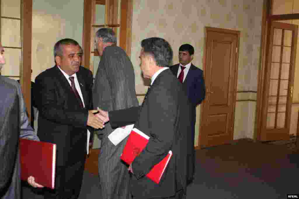 Он сӯи девори парлумон #77