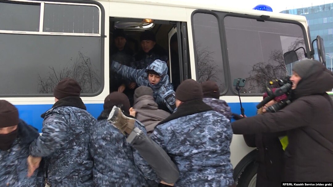Policija unosi demonstrante u policijsko vozilo u Almatiju 22. februara