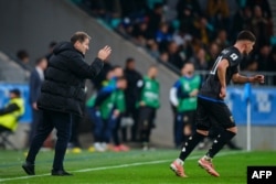 Trajneri gjerman i Kosovës, Franco Foda (majtas), jep udhëzime nga zona teknike gjatë ndeshjes kualifikuese të Grupit B të Kupës së Botës FIFA 2026 midis Sllovenisë dhe Kosovës në Lubjanë.