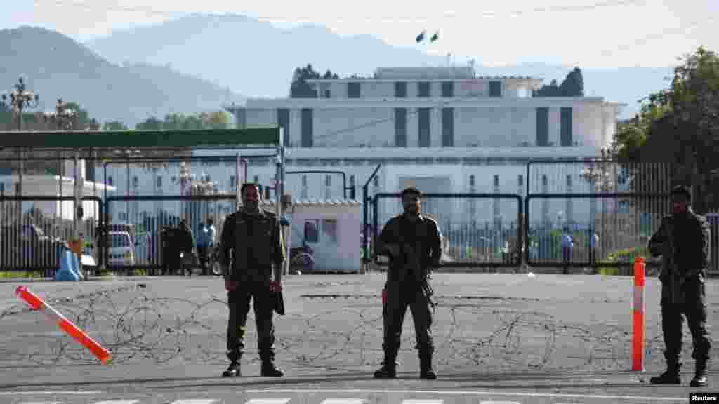 Pakistanske sigurnosne snage stoje ispred predsjedničke rezidencije u Islamabadu 10. aprila, dok se Pakistan pripremao da bude domaćin mirovnih razgovora.