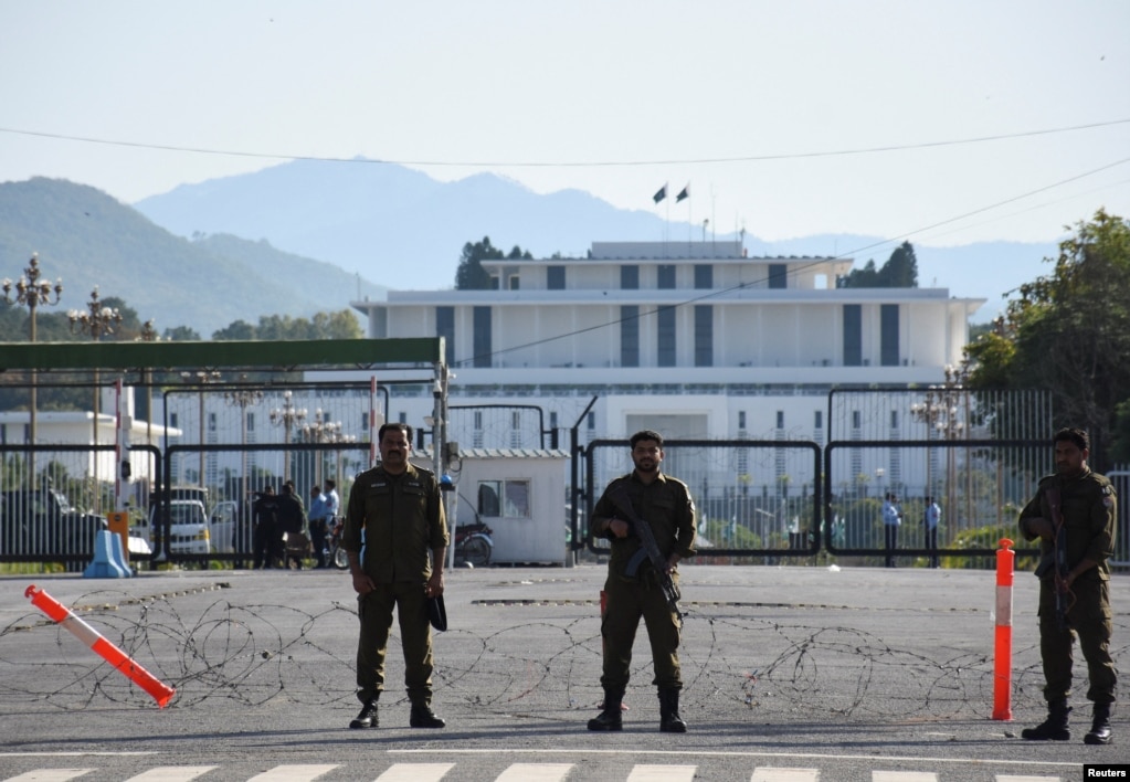 Forcat e sigurisë së Pakistanit duke qëndruar pranë rezidencës presidenciale më 10 prill, teksa Islamabadi është mikpritës i bisedimeve për paqe.