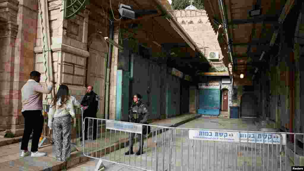 Kršćanske vjernike zaustavljaju izraelski sigurnosni službenici ispred Crkve Svetog groba u Jerusalemu, nakon što im je onemogućen ulazak na događaje povodom Uskrsnog ponedjeljka, 5. aprila. Zbog sukoba s Iranom uvedena su ograničenja za veća okupljanja.