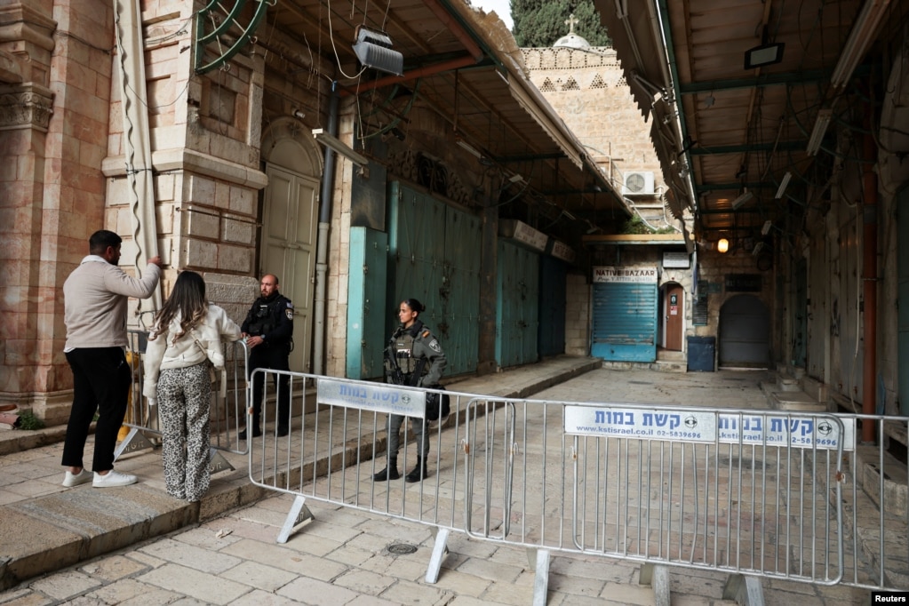Besimtarët e krishterë duke u ndaluar nga forcat izraelite të sigurisë para Kishës së Varrit të Shenjtë në Jerusalem, pasi u ndaluan që të merrnin pjesë në ngjarjet për të shënuar Të Hënën e Pashkëve më 5 prill. Kufizime kundër tubimeve të mëdha janë vendosur për shkak të luftës me Iranin.