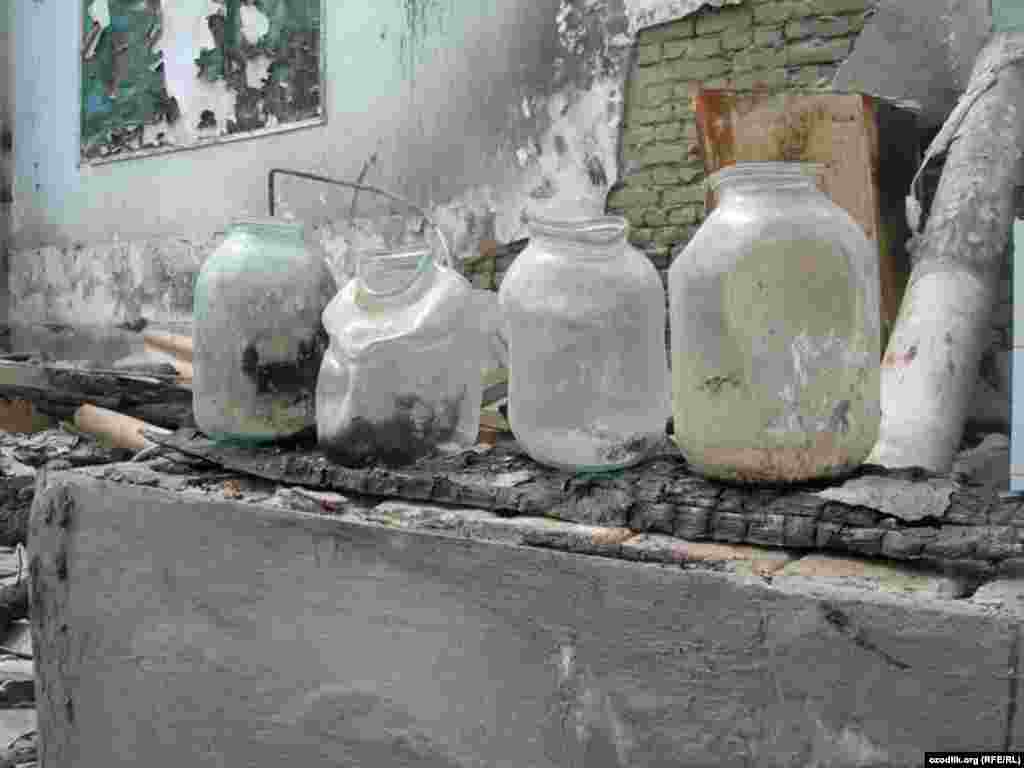 Черëмушкидаги ëнган уйлардан қолган шиша идишлар.