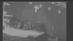 США: наше відео показує, як іранці знімають із борту танкера магнітну міну. Тегеран це заперечує (відео)