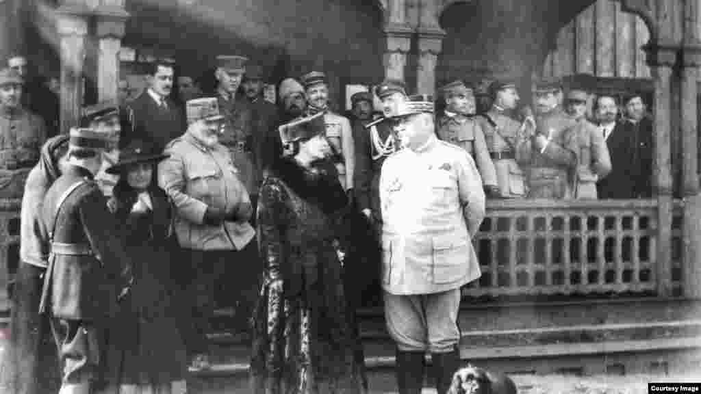 Regina Maria și generalul francez Henri Berthelot, cel mai probabil la Coțofenești/ Bacău, în primăvara lui 1917. 