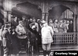 Regina Maria și generalul Henri Berthelot în primăvara lui 1917 la spitalul militar din Moldova rămasă liberă, construit de Misiunea Militară Franceză, înconjurați de ofițeri români, francezi și ruși. Muntenia și Dobrogea erau ocupate de trupe germane, turcești & bulgare.