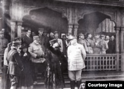 Regina Maria și generalul francez Berthelot în fața spitalului militar construit de Misiunea Militară Franceză. Arhivele Naționale.