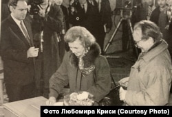 Лидер Народного руха Украины Вячеслав Черновол с супругой голосуют на референдуме о независимости Украины 1 декабря 1991 года