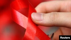 Kurdelja që simbolizon luftën kundër HIV/AIDS-it.