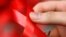 Kurdelja që simbolizon luftën kundër HIV/AIDS-it.