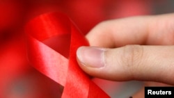 Kordelja që simbolizon luftën kundër HIV/AIDS-it. Fotografi nga arkivi.
