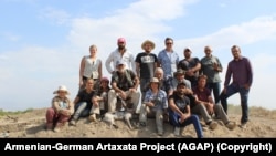 Հայ-գերմանական «Արտաշատ» նախագծի թիմը, լուսանկարը արված է 2019 թվականի պեղումների ժամանակ: