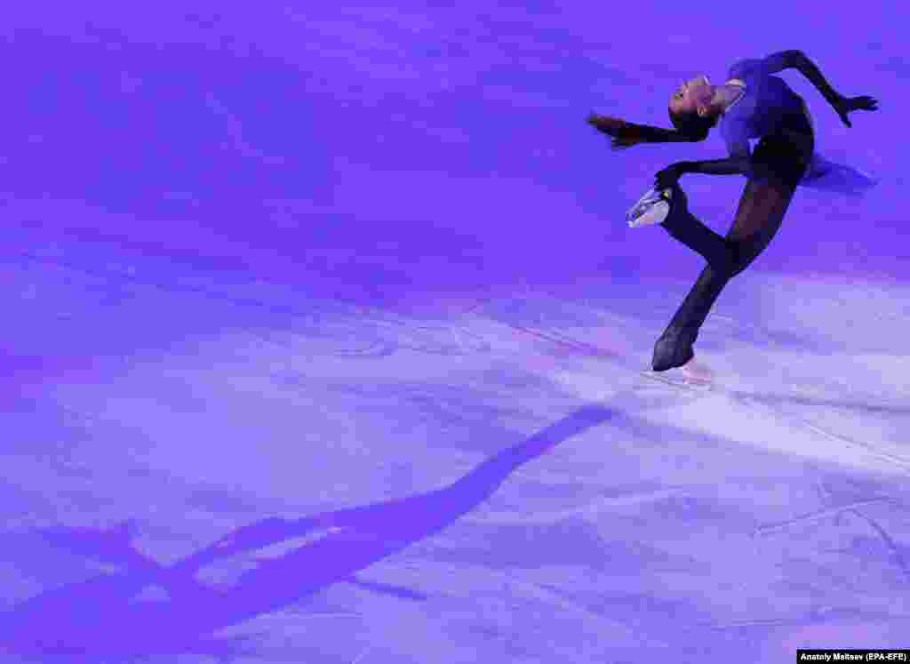 Kamila Valieva e Rusisë, duke marrë pjesë në një garë patinazhi, në Soçi, Rusi, më 28 nëntor.