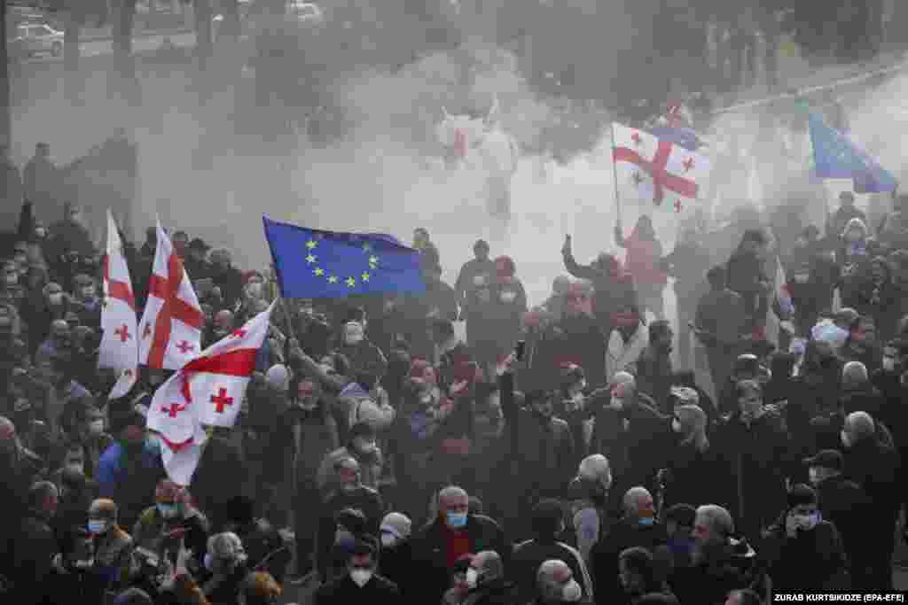 Mbështetësit e Lëvizjes së Bashkuar Kombëtare, duke marrë pjesë në një tubim kundër arrestimit të ish-presidentit gjeorgjian, Mikheil Saakashvili, mbi akuzat për keqpërdorim të pushtetit, para Gjykatës së Qytetit, në Tbilisi, Gjeorgji, më 29 nëntor.