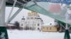 Вид на Успенский собор Дмитровского кремля со стороны веревочного аттракциона 