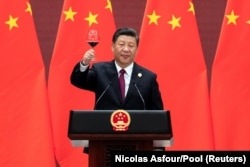 Президент Китаю Сі Цзіньпін піднімає тост після виступу на бенкеті для лідерів, що брали участь у форумі «Один пояс, один шлях» у Пекіні у квітні 2019 року