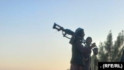 آرشیف، شماری از طالبان مسلح در نزدیک مرز با ایران در نیمروز