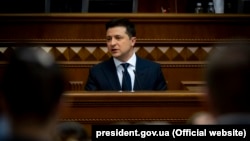 Володимир Зеленський підписав документ під час виступу в парламенті