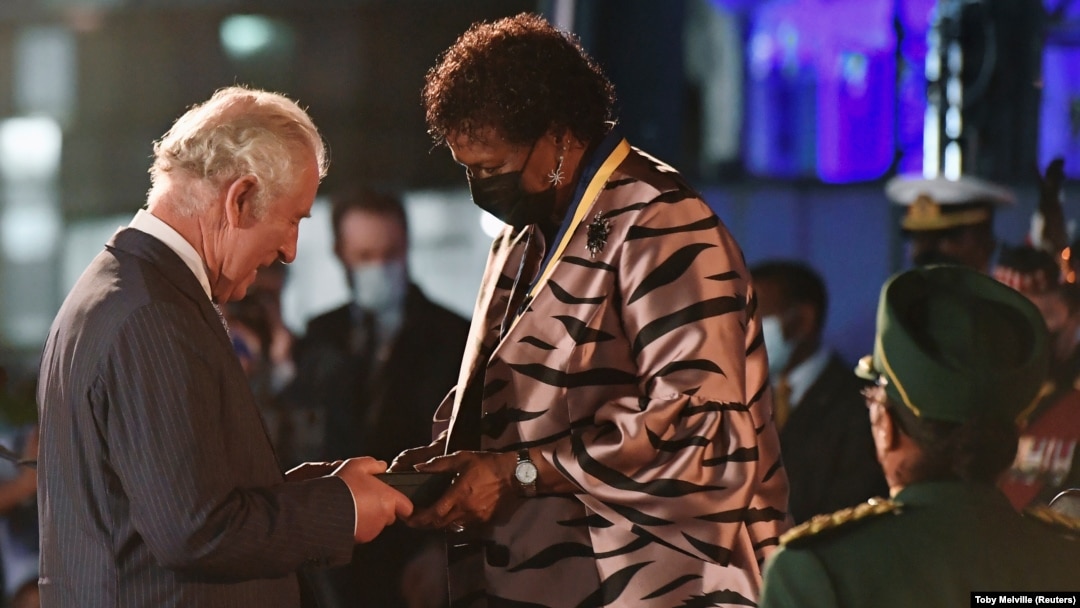 Noua președintă din Barbados, Sandra Mason, îi înmânează prințului Charles „Ordinul Libertății din Barbados”, în timpul ceremoniei care a marcat nașterea Republicii Barbados. Bridgetown, 30 noiembrie 2021.