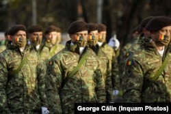 Militari din cadrul mai multor structuri ai Armatei participă la parada de 1 Decembrie.