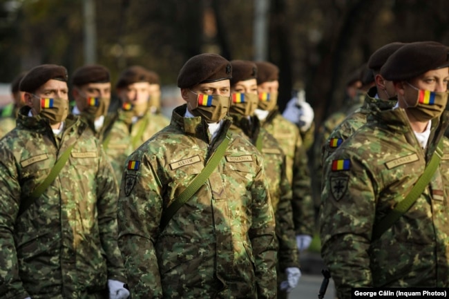 Militari din cadrul mai multor structuri ai Armatei participă la parada de 1 Decembrie.