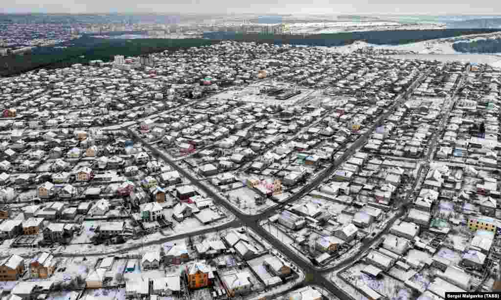 Simferopoli, kryeqytet i Krimesë, shihet i mbuluar nga bora e parë e sezonit, më 1 dhjetor.