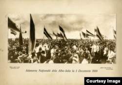 Mulțimea adunată pe platoul din fața cetății imperiale de la Alba Iulia (cazarmă militară câteva secole) venise să-i susțină pe delegații din Sala Unirii. Aceștia li s-au adresat după votul de la mai multe tribune. 1 Decembrie 1918, Biblioteca Centrală Universitară Cluj.