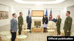 Presidentja e Kosovës, Vjosa Osmani teksa ka emëruar Bashkim Jasharin si komandant të Forcës së Sigurisë së Kosovës.