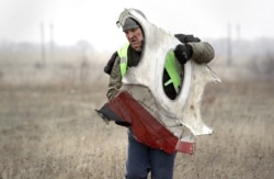 Обломок "Боинга" на поле в районе села Грабово, Донецкая область Украины