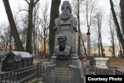 Надгробие Достоевского в Александро-Невской лавре