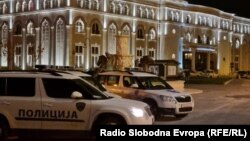 Со полициски возила беше затворен пристапот од Музејот на македонската борба до Македонскиот народен театар додека полицијата постапуваше по пријавата за напад