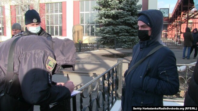 Полиция принимает у работников депо заявления с просьбой разобраться в законности отстранения от работы невакцинированных людей
