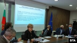 Бугарската министерка Виолета Комитова, во средината.