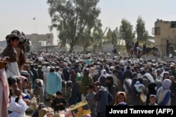 Толпа в ожидании перехода границы из Афганистана в Пакистан через пункт пропуска в Спин-Болдаке, ноябрь 2021 года