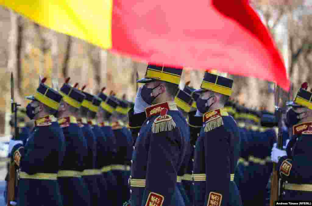 Șeful statului a depus o coroană de flori în memoria soldaților căzuți în cele două războaie mondiale, a militarilor căzuți în teatrele de operații din Afganistan și Irak, dar și în memoria celor peste 56.000 de români care au fost răpuși de Covid-19.