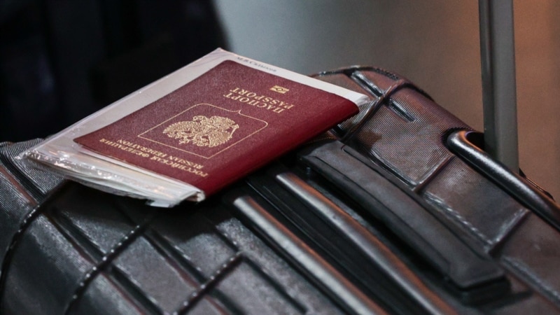 Чет жакка чыгууга тыюу салынган орусиялыктар паспортун тапшырышы керек